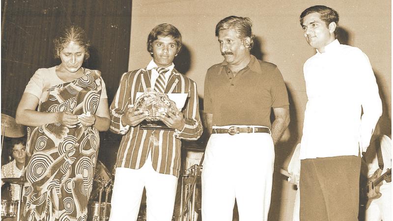 Arjuna Ranatunga’s emotional parents – the late Reggie and Nandani Ranatunga were on stage to witness their son receiving the glittering Observer Schoolboy Cricketer of the Year trophy in 1980 from then Minister of Education and Youth Affairs Ranil Wickremasinghe