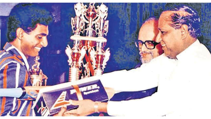 Antonian schoolboy Muttiah Muralidaran receiving the 1991 top award from the then Minister of Housing and Construction B. Sirisena Cooray. The then Chief Editor of Sunday Observer HLD Mahindapala is also in the picture