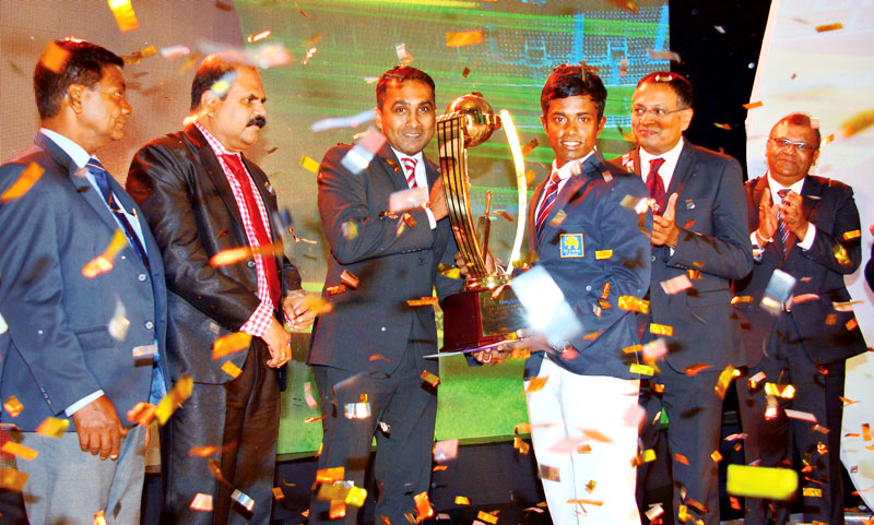 Charith Asalanka receiving his award from Guest of Honour Mahela Jayawardene