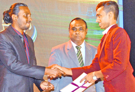 Dilum Sudara of Karandeniya Central receiving his Best Bowler’s award div.11