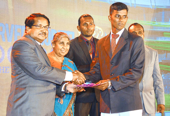 Kavindu Sohan of Sri Devananda College, Ambalangoda receiving his Best Fielders award div.11
