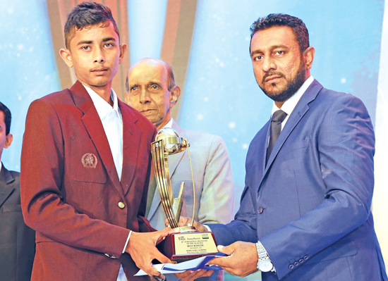 Best Bowler Division III Sasanka Dulaj Central College Henegama receiving his award from Asela de Vas Gunesekera
