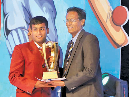 W. Nadeera Ishan of Vidyaloka MMV receiving his best bowler’s award (Div III) from Saadi Thawfeeq (Group Sports Editor ANCL)