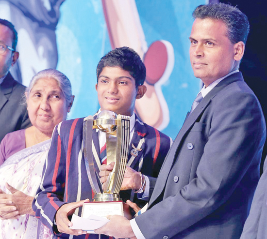 Nimnaka Jayathillaka of St. Anthony’s College Kandy receiving the Best Bowler’s award from AD Dhanasena (AGM Fund Management (ANCL)