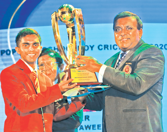 Observer SLT Mobitel Most Popular Schoolboy Cricketer of the Year 2020 - Anuda Jayaweera of Ananda College, Colombo receives his trophy presented by the Sunday Observer Editor-in-Chief Dinesh Weerawansa