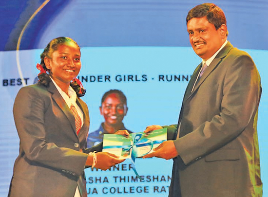 Best All-rounder Girls Runner up -  M. Umasha Thimeshani - Devapathiraja College, Rathgama receives her Award from Chief Editor of Thinakaran T. Senthilvelavar
