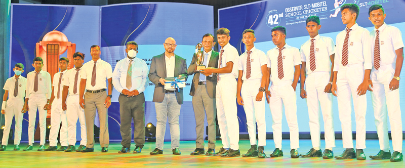 Best Promising and behaved Team - National Awards -  Karunarathne Buddhist School, Ragama get their award from CMO Mobitel, Shashika Senarath and GCEO of Sri Lanka Telecom Group, Lalith Seneviratne