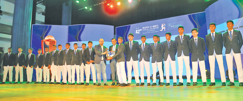 Best School team - Uva Province -  St. Thomas’ College Bandarawela get their award from CMO Mobitel, Shashika Senarath