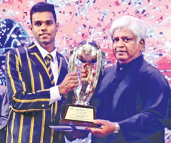 Sunday Observer-SLT Mobitel Schoolboy Cricketer of the Year Navod Paranavithana of Mahinda College in Galle receives his prize from former Sri Lanka captain Arjuna Ranatunga at the BMICH in Colombo
