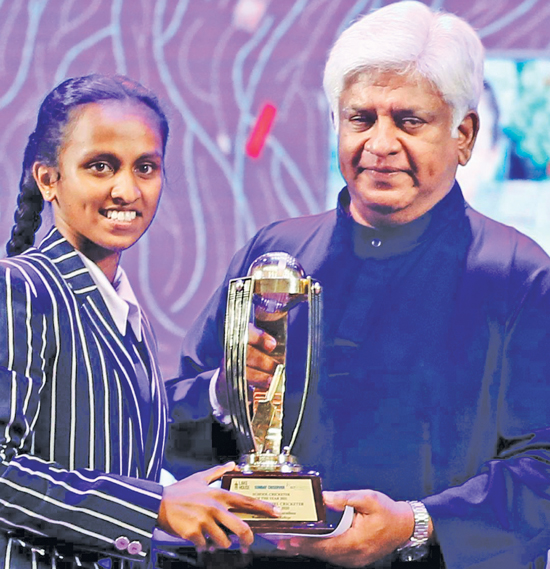 Sunday Observer-SLT Mobitel Schoolgirl Cricketer of the Year Nethmi Senaratne of Wadduwa Central College receives her prize from Arjuna Ranatunga