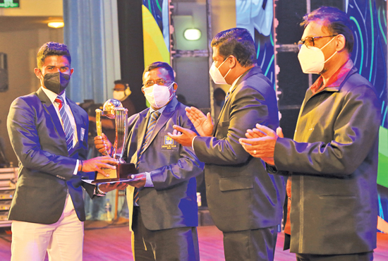 Secretary of the Sri Lanka Schools Cricket Association J.A.K.S. Indrajith presenting the Award to Amshi de Silva of Richmond College Galle  who won the Best Bowler Award