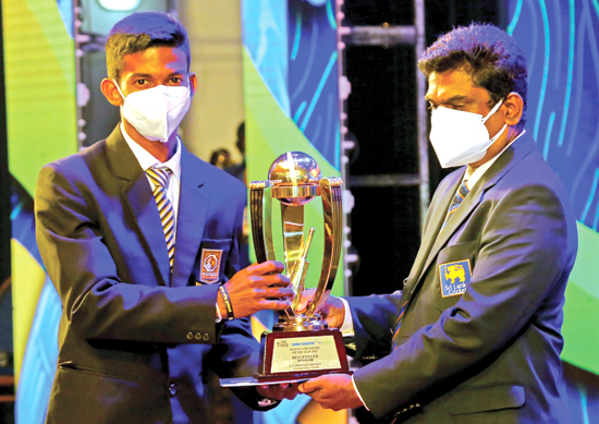 Best Fielder of Division I, E.A. Dhananja Sadalidu of Mahanama College receives his Award presented by Sri Lanka Schools Cricket Association treasurer Manjula Vaz