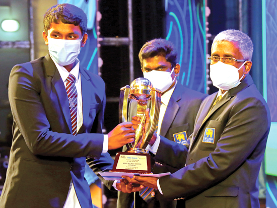 Best Wicket-Keeper Division I, P.A. Isuru Pannala from Dharmaraja College, Kandy receiving his Award from Sri Lanka Schools Cricket Association U-19 tournament secretary Y. Nishantha Kumara