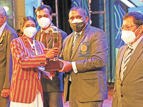 Editor –in-Chief, Sunday Observer Dinesh Weerawansa handing over the Observer Mobitel Most Popular School Girl Cricketer 2021 Award to W.P. Nimesha Tharuni of Marapola MV, Marapola