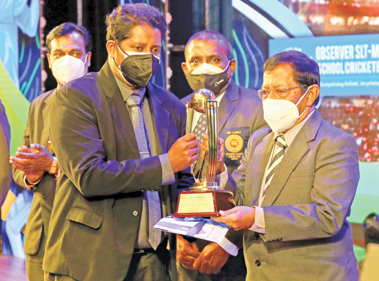 Senior Associate Editor Sunday Observer Dudley Jansz presenting the cash Award to Sadisha Rajapaksa’s father who collected the Award on behalf of his son at the Award ceremony.