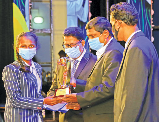 Nethmi Poorna Senaratne of Wadduwa Central College, the winner of the Girls All-Round Cricketer receiving her Award from Chief Editor of Thinakaran, T. Senthilvelavar