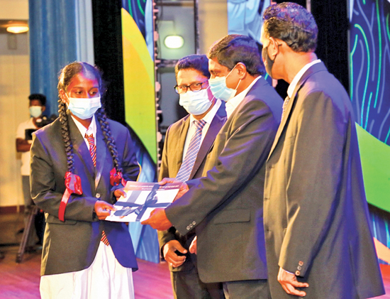 Editor-in Chief Thinakarna and Varamanjari T. Senthivelvar presenting the runner-up Best All-Rounder girls Cash Award and Certificate to Imesha Dulani of Devapathiraja College Rathgama. Also in the picture are Manager Channel Publicity Chanaka Liyanage and Deputy News Editor Sunday Observer Uditha Kumarasinghe