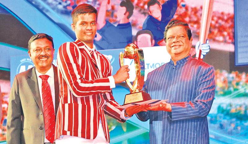 Division One Best Bowler –Tier A – Dinith Samaraweera of Nalanda College, Colombo receiving the coveted Trophy from Guest of Honour Transport, Highways and Mass Media Minister Dr. Bandula Gunawardena. Also inthe picture is Secretary to the Ministry of Mass Media and Chairman and Managing Director ANCL Anusha Palpita