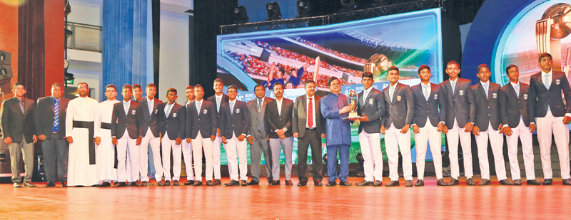 Best School Team of the Year St. Joseph’e College Colombo Receiving the Trophy from cuest of Honour Minister of Transport & Highways and Mass Media Dr. Bandula Gunewardena.