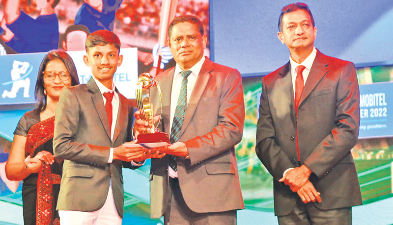 Division Two - Best Fielder Tier A winner Shavindu Umesh of Karandeniya Central College receiving the award from Additional General Manager of ANCL Virajith Bois.