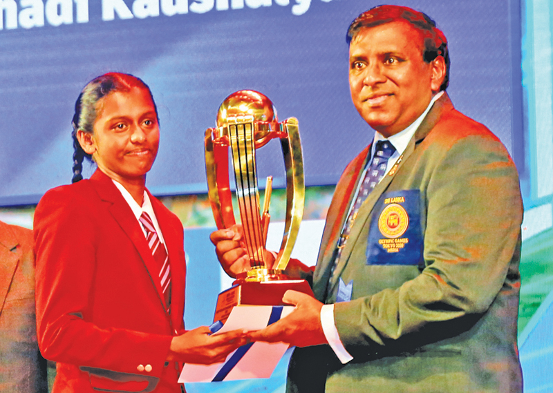 Observer SLT Mobitel Most Popular School Girl Cricketer of the Year Chushadi Kaushalya of Dharmapala Vidyalaya receving the prestigious Award from Editor –in Chief Sunday Observere Dinesh Weerawansa