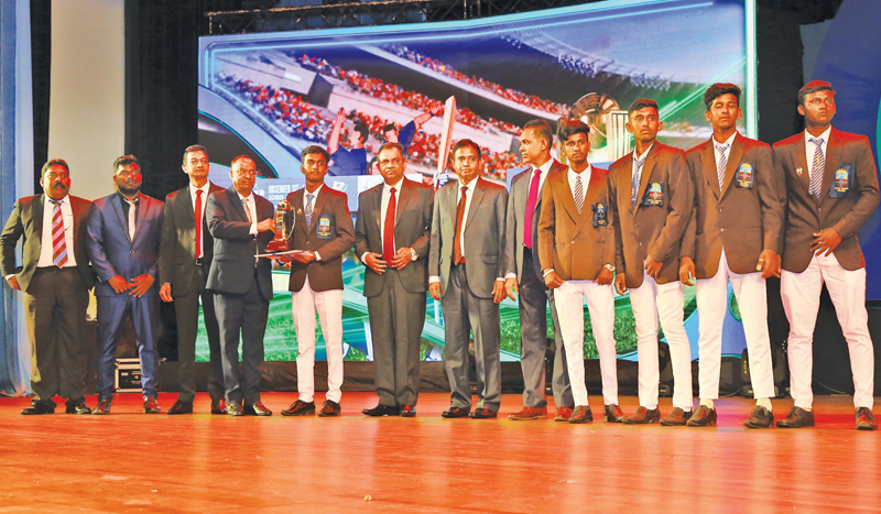 Runner-up team North: Jaffna Central College receiving their award from ANCL Director Finance Prof. Harendra Kariyawasam