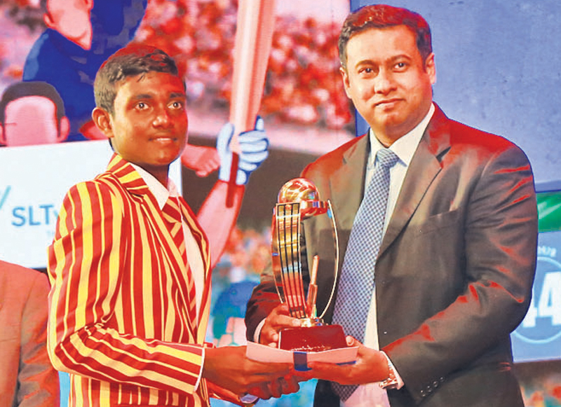 Best School Team: Runner-up Rajarata Maha Vidyalaya Hingurakkgoda. Chandika Vitharana presents the award to the skipper
