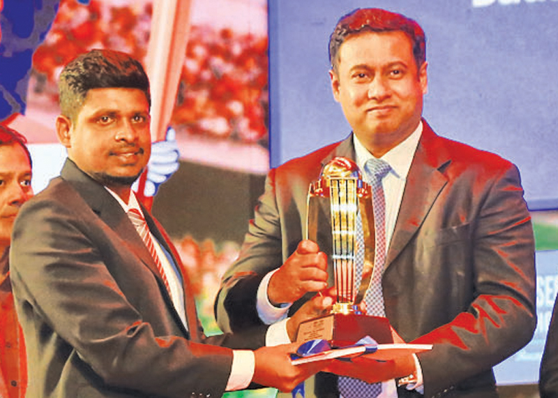 Best School Team Uva Province: Runner -up Badulla Central being presented the trophy by Anuruddha Suriyaarachchi CMO SLT Mobitel