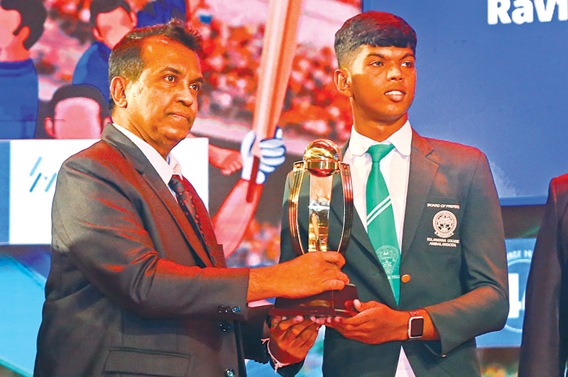 Division Two Tier B- Best Batsman Ravishan Nethsara de Silva of P. de S. Kularatn College, Ambalangoda receiving the Trophy from Silumina chief Editor Dharman Wickramaratne