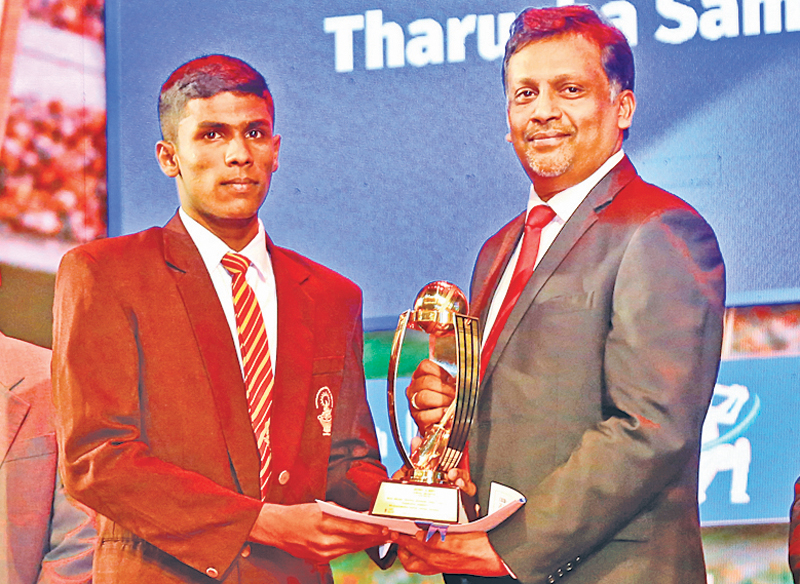 Best Wicket Keeper Division Three Tier B – Deputy General Manager Advertising ANCL Prasanna Jayasundera presenting the award to winner Tharusha Sampath of Wickrambahu Central College, Gampola