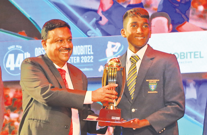 Division Two Best Wicket Keeper - Tier A - Kavindu Gayathra of Sri Sumangala College, Panadura being awarded the Trophy by Secretary to the Ministry of Media and Chairman and Managing Director of ANCL Anusha Palpita
