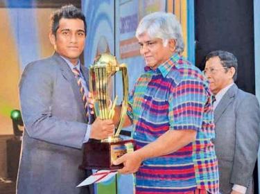 Minhaj Jaleel of Thurstan College, Colombo received the Platinum Award for Best Batsman from Sri Lanka’s World Cup-winning captain Arjuna Ranatunga in 2014. Looking on at right is Senior Associate Editor of the Sunday Observer Dudley Jansz