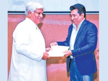 Minister of Sports, Roshan Ranasinghe presenting the appointment letter as the Chairman of the National Sports Council to former Sri Lanka’s World Cup winning captain Arjuna Ranatunga