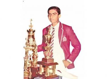 Nalanda College captain Asanka Gurusinha winning the Observer Schoolboy Cricketer of the Year title in 1985