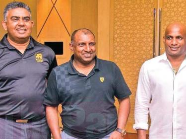 Gurusinha meeting his former Sri Lanka team mates Aravinda de Silva and Sanath Jayasuriya