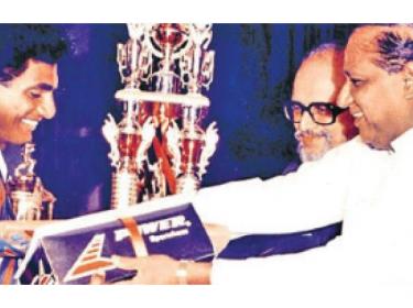 Flashback: Muttiaih Muralidaran of St. Anthony’s College, Katugastota receiving the glittering Observer Schoolboy Cricketer Trophy 1991 title from the chief guest, the late Minister of Housing Sirisena Cooray while the then Chief Editor of the Sunday Observer Mahindapala looks on