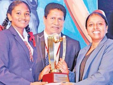 FLASHBACK: Umesha Thimeshani of Devapathiraja Vidyalaya made history by becoming the first Schoolgirl Cricketer of the Year as schoolgirl cricketers were recognized for the first time in 2019. Here she receives the top award for girls from Champika Weeratunga (Secretary SLSCA) while Chanaka Liyanage (Channel Manager, Lake House) looks on. Pic: Chinthaka Kumarasinghe