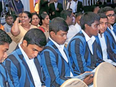 S. Thomas’ College cricketers Dellon Peiris, Ryan Fernando, Thevin Eriyagama, Kishan Munasinghe, Dilmin Ratnayake, Ravindu de Silva, Maneesha Rupasinghe and Umayanga Suwaris whose side won the prize for the Best Team at the Sunday Observer Mobitel Cricketer awards ceremony (Pic by Chinthaka Kumarasinghe)