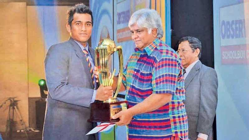 Minhaj Jaleel of Thurstan College, Colombo received the Platinum Award for Best Batsman from Sri Lanka’s World Cup-winning captain Arjuna Ranatunga in 2014. Looking on at right is Senior Associate Editor of the Sunday Observer Dudley Jansz