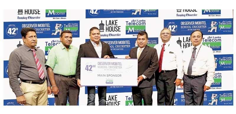 Chief Executive Officer of SLT Mobitel Nalin Perera (third from left) handing over the sponsorship of the 42nd Observer-Mobitel School Cricketer of the Year to Director Legal and Administration Rakhitha Abeygunawardhana (fourth from left) while Manager Channel Publicity Chanaka Liyanage (extreme left), Editor-in-Chief of Sunday Observer Dinesh Weerawansa (second from left), ANCL General Manager Abhaya Amaradasa (second from right) and DGM Marketing Waruna Mallawaarachchi extreme right) look on 