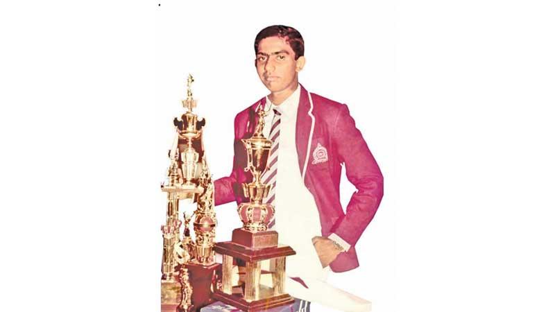 Nalanda College captain Asanka Gurusinha winning the Observer Schoolboy Cricketer of the Year title in 1985
