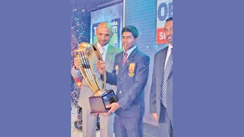 Marvan Atapattu graced the Observer Schoolboy Cricketer of the Year as chief guest in 2012 presenting the Mega Award to Niroshan Dickwella of Trinity College. On right is the then Sports Minister Mahindananda Aluthgamage