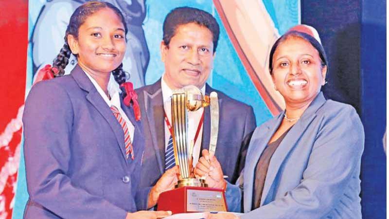 FLASHBACK: Umesha Thimeshani of Devapathiraja Vidyalaya made history by becoming the first Schoolgirl Cricketer of the Year as schoolgirl cricketers were recognized for the first time in 2019. Here she receives the top award for girls from Champika Weeratunga (Secretary SLSCA) while Chanaka Liyanage (Channel Manager, Lake House) looks on. Pic: Chinthaka Kumarasinghe