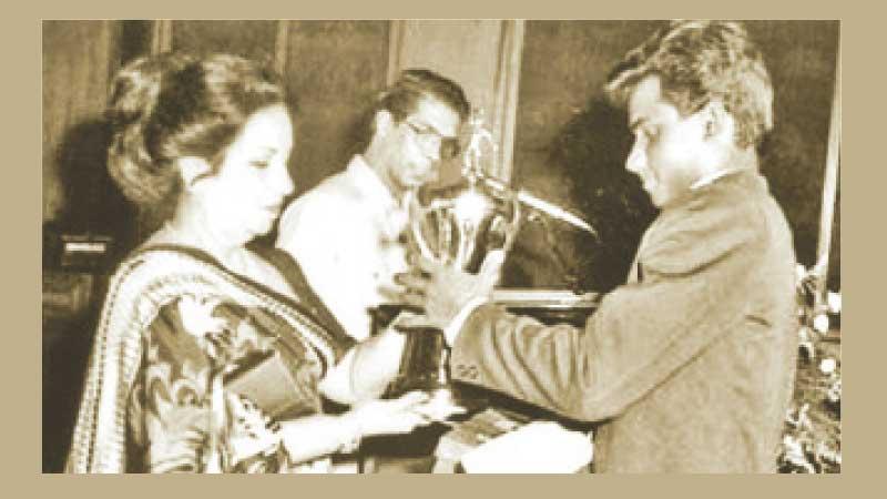 Flashback: Observer Schoolboy Cricketer of the Year (Outstation) 1988, Sanath Jayasuriya of St. Servatius’ College, Matara receives the prestigious Award from the late Mrs Malini Bodinagoda, wife of then ANCL Chairman Ranapala Bodinagoda. Looking on at centre is the late compere Laddie Hettiarachchi