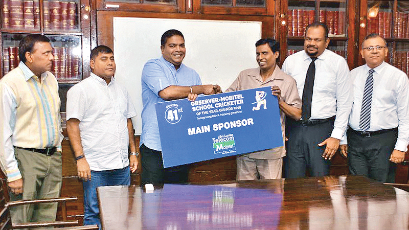 Picture shows Nalin Perera (left-CEO of Mobitel) handing over the sponsorship to the Acting Chairman-ANCL Wasanthapriya Ramanayaka while looking on are from left Dinesh Weerawansa Chief Editor-English Publication of ANCL, Jude Silva, Senior  Manager-Channel Communication -Mobitel, Director Legal Rasanga Harischandra ANCL and Abhaya Amaradasa GM ANCL