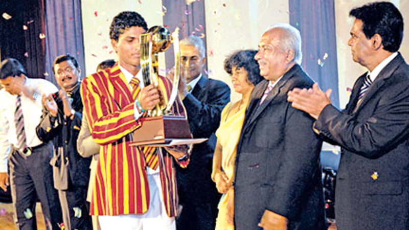 Dinesh Chandimal with his award