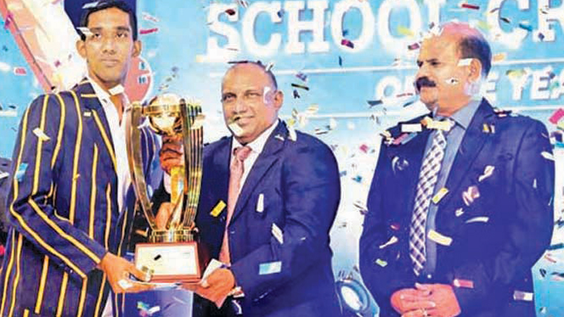 Flashback: Kamil Mishara of Royal College Colombo who was adjudged the Observer-Mobitel Schoolboy Cricketer 2019 receiving his Award from chief guest the legendary batsman Aravinda de Silva flanked by SLT-Mobitel Chairman Kumarasinghe Sirisena. In the girls segment Umesha Themeshani of Devapathiraja College Ratgama was the first Observer-Mobitel Schoolgirl Cricketer