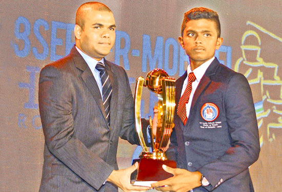 Raveen Yasas of Devapathiraja College, Ratgama receiving his Best All Rounder Div. 11