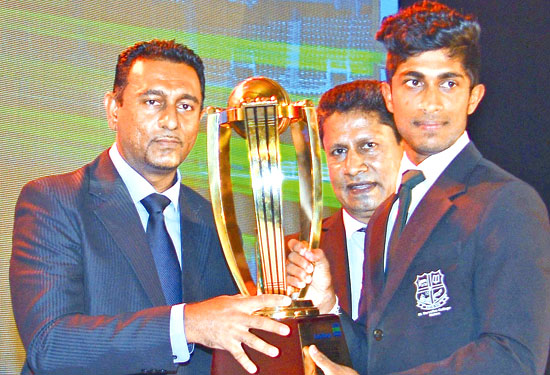 Ramesh Nimantha (St. Servatius College, Matara) receiving his Best Batsman Div., 1