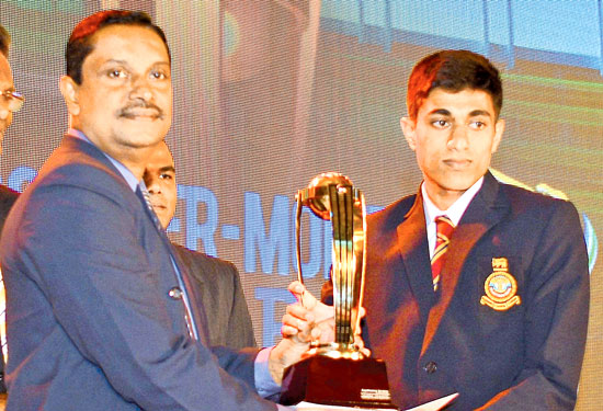 Thatsara Weerasinghe receiving his award for the Best batsman division three